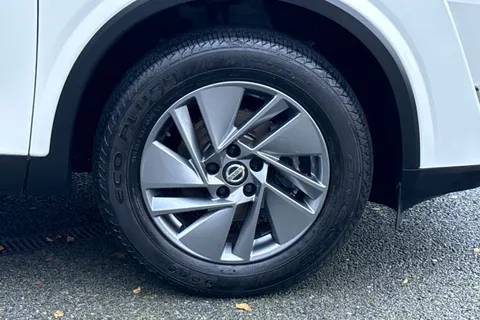 YH71PVN Nissan Qashqai 1.3 DIG-T MHEV Acenta Premium Euro 6 (s/s) 5dr Thumbnail #10