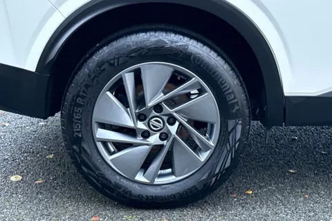 YH71PVN Nissan Qashqai 1.3 DIG-T MHEV Acenta Premium Euro 6 (s/s) 5dr Thumbnail #11