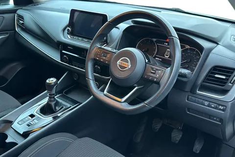 YH71PVN Nissan Qashqai 1.3 DIG-T MHEV Acenta Premium Euro 6 (s/s) 5dr Thumbnail #14