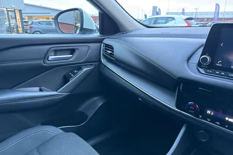 YH71PVN Nissan Qashqai 1.3 DIG-T MHEV Acenta Premium Euro 6 (s/s) 5dr Thumbnail #34