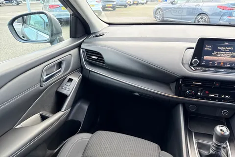DN22EVM Nissan Qashqai 1.3 DIG-T MHEV Acenta Premium Euro 6 (s/s) 5dr Thumbnail #14
