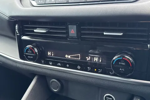 DN22EVM Nissan Qashqai 1.3 DIG-T MHEV Acenta Premium Euro 6 (s/s) 5dr Thumbnail #18