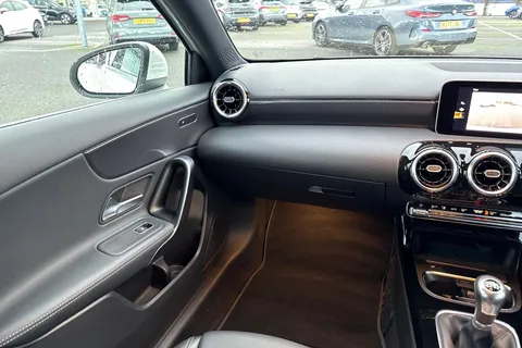 EO70UBN Mercedes-Benz A Class 1.3 A200 Sport (Executive) Euro 6 (s/s) 5dr Thumbnail #19