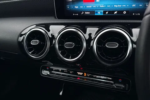 EO70UBN Mercedes-Benz A Class 1.3 A200 Sport (Executive) Euro 6 (s/s) 5dr Thumbnail #21