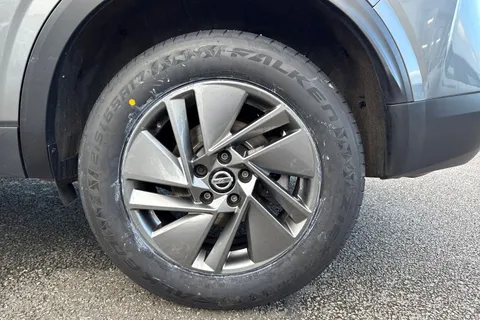DN22EVM Nissan Qashqai 1.3 DIG-T MHEV Acenta Premium Euro 6 (s/s) 5dr Thumbnail #23