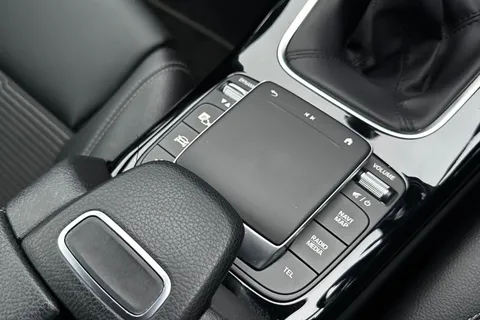 EO70UBN Mercedes-Benz A Class 1.3 A200 Sport (Executive) Euro 6 (s/s) 5dr Thumbnail #52