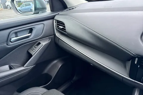 DN22EVM Nissan Qashqai 1.3 DIG-T MHEV Acenta Premium Euro 6 (s/s) 5dr Thumbnail #56