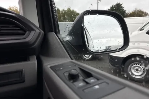 DE74WMK Volkswagen Transporter 2.0 TDI 110 Highline Van Thumbnail #17