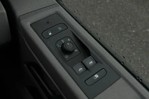 DE74WMK Volkswagen Transporter 2.0 TDI 110 Highline Van Thumbnail #43