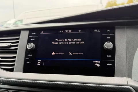 DE74WMK Volkswagen Transporter 2.0 TDI 110 Highline Van Thumbnail #48