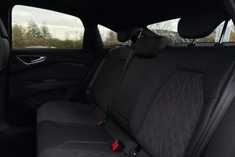 BG24THX Audi Q4 e-tron Q4 Sportback Black Edition 45 e-tron quattro 210,00 kW Thumbnail #18