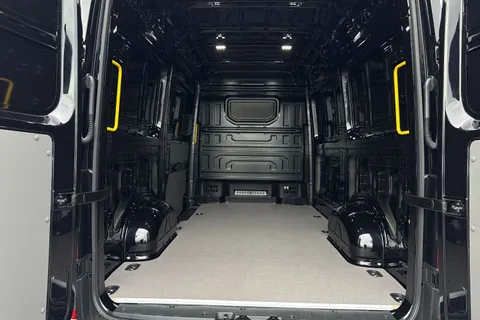 CX75HWO Volkswagen Crafter 2.0 TDI 177PS Commerce Plus High Roof Van Auto Thumbnail #7