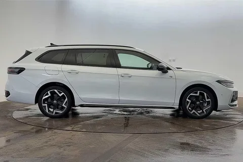 KP25EHR Volkswagen Passat 1.5 TSI eHybrid R-Line 5dr DSG Thumbnail #4