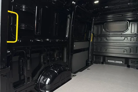 CX75HWO Volkswagen Crafter 2.0 TDI 177PS Commerce Plus High Roof Van Auto Thumbnail #37