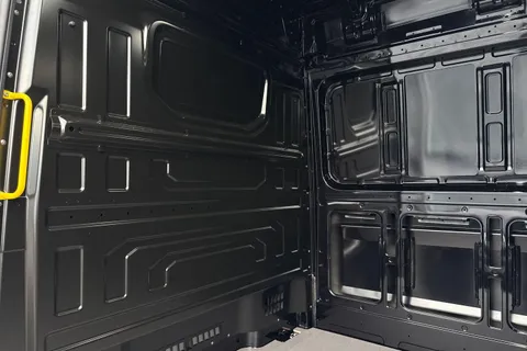 CX75HWO Volkswagen Crafter 2.0 TDI 177PS Commerce Plus High Roof Van Auto Thumbnail #39