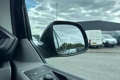 DG74CXR Volkswagen Transporter 2.0 TDI 110 Highline Van Thumbnail #17