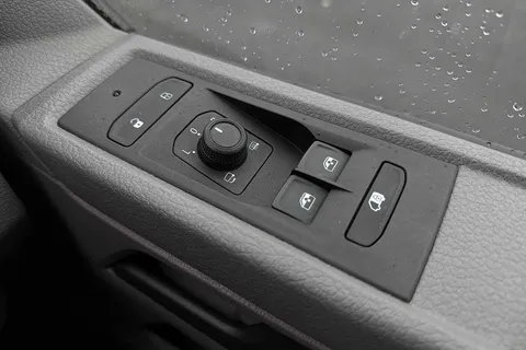 DG74CYT Volkswagen Transporter 2.0 TDI 110 Highline Van Thumbnail #17