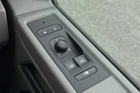 DG74CXR Volkswagen Transporter 2.0 TDI 110 Highline Van Thumbnail #39