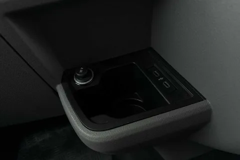 DG74CXR Volkswagen Transporter 2.0 TDI 110 Highline Van Thumbnail #40