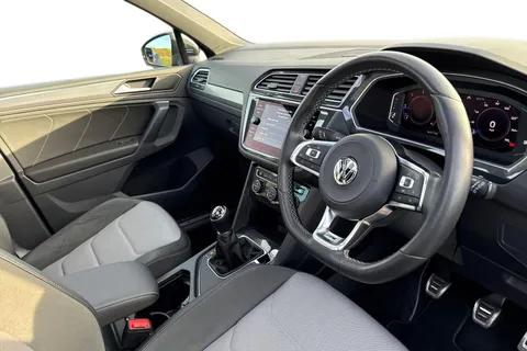 SR19FBO Volkswagen Tiguan 2.0 TDI R-Line Tech Euro 6 (s/s) 5dr Thumbnail #14