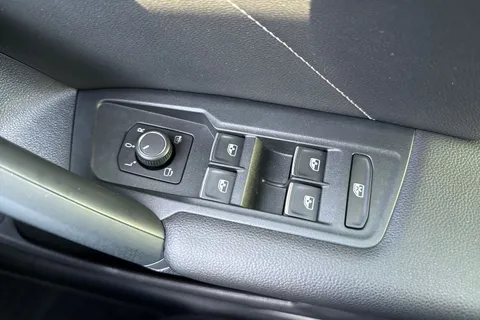 SR19FBO Volkswagen Tiguan 2.0 TDI R-Line Tech Euro 6 (s/s) 5dr Thumbnail #43