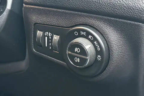 YN68LVK Jeep Compass 1.4T MultiAirII Longitude Euro 6 (s/s) 5dr Thumbnail #33