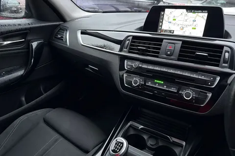 YA18WXR BMW 1 Series 2.0 118d Sport Euro 6 (s/s) 5dr Thumbnail #19