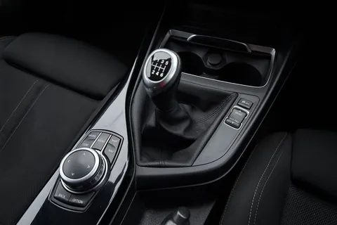 YA18WXR BMW 1 Series 2.0 118d Sport Euro 6 (s/s) 5dr Thumbnail #22