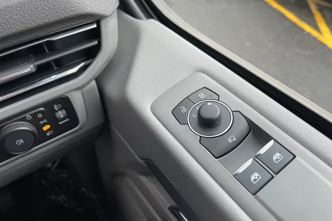 BT75EOB Volkswagen Transporter 2.0 TDI 170 Commerce Pro Van Auto Thumbnail #20