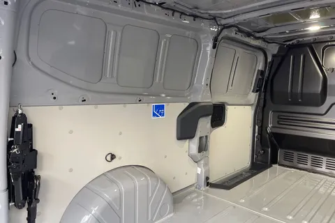 BT75EOB Volkswagen Transporter 2.0 TDI 170 Commerce Pro Van Auto Thumbnail #31