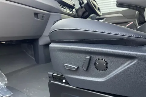 BT75EOB Volkswagen Transporter 2.0 TDI 170 Commerce Pro Van Auto Thumbnail #41