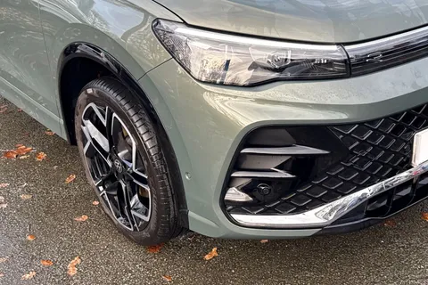 DF25KWK Volkswagen Tiguan 1.5 TSI 272 eHybrid R-Line 5dr DSG Thumbnail #8