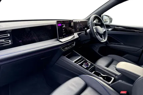 DF25KWK Volkswagen Tiguan 1.5 TSI 272 eHybrid R-Line 5dr DSG Thumbnail #14