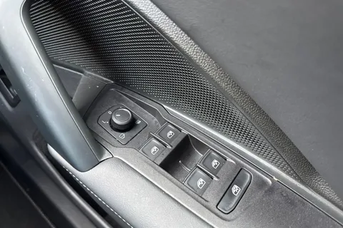 DF25KWK Volkswagen Tiguan 1.5 TSI 272 eHybrid R-Line 5dr DSG Thumbnail #24