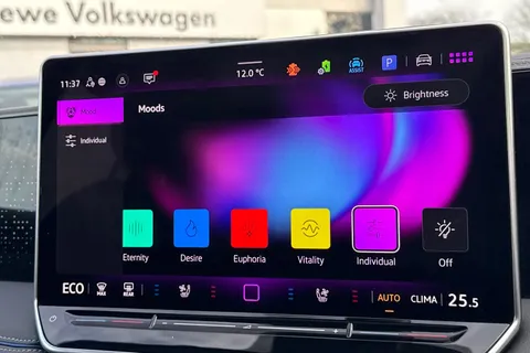 DF25KWK Volkswagen Tiguan 1.5 TSI 272 eHybrid R-Line 5dr DSG Thumbnail #33