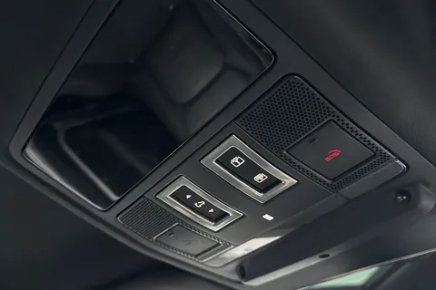 KT73VNE Land Rover Defender 3.0 D300 X-Dynamic SE 110 5dr Auto [7 Seat] Thumbnail #24