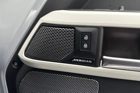 KT73VNE Land Rover Defender 3.0 D300 X-Dynamic SE 110 5dr Auto [7 Seat] Thumbnail #25