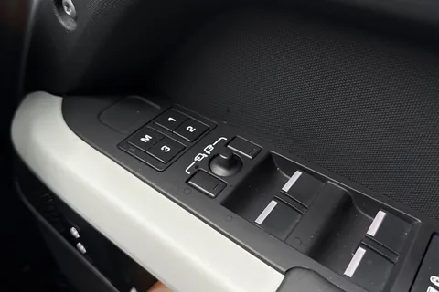 KT73VNE Land Rover Defender 3.0 D300 X-Dynamic SE 110 5dr Auto [7 Seat] Thumbnail #26