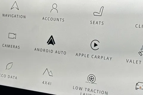 KT73VNE Land Rover Defender 3.0 D300 X-Dynamic SE 110 5dr Auto [7 Seat] Thumbnail #38