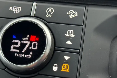 KT73VNE Land Rover Defender 3.0 D300 X-Dynamic SE 110 5dr Auto [7 Seat] Thumbnail #46