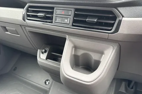 DF75UAL Volkswagen Crafter CR35 Commerce Plus MWB 140 PS Man FWD  - MY25/Low Roof/Camera Thumbnail #22