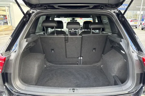 EA23ARX Volkswagen Tiguan 1.5 TSI R-Line DSG Euro 6 (s/s) 5dr Thumbnail #6