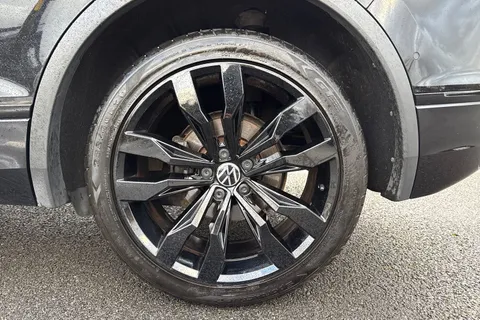 EA23ARX Volkswagen Tiguan 1.5 TSI R-Line DSG Euro 6 (s/s) 5dr Thumbnail #12