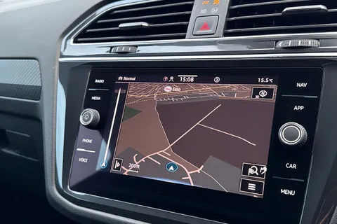 EA23ARX Volkswagen Tiguan 1.5 TSI R-Line DSG Euro 6 (s/s) 5dr Thumbnail #16