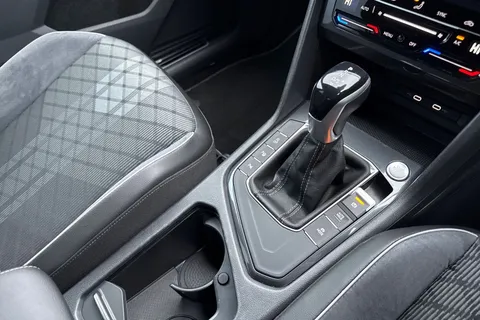 EA23ARX Volkswagen Tiguan 1.5 TSI R-Line DSG Euro 6 (s/s) 5dr Thumbnail #22