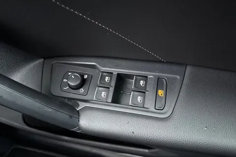 EA23ARX Volkswagen Tiguan 1.5 TSI R-Line DSG Euro 6 (s/s) 5dr Thumbnail #26