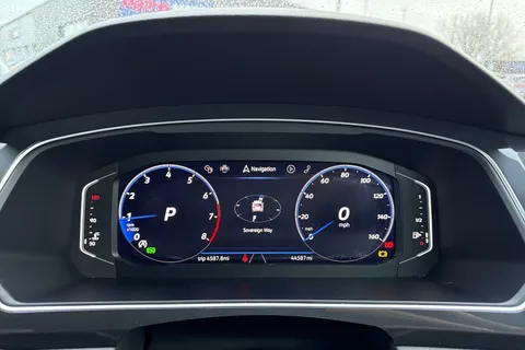 EA23ARX Volkswagen Tiguan 1.5 TSI R-Line DSG Euro 6 (s/s) 5dr Thumbnail #32