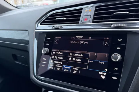 EA23ARX Volkswagen Tiguan 1.5 TSI R-Line DSG Euro 6 (s/s) 5dr Thumbnail #33