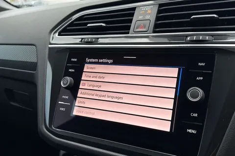 EA23ARX Volkswagen Tiguan 1.5 TSI R-Line DSG Euro 6 (s/s) 5dr Thumbnail #39