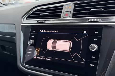 EA23ARX Volkswagen Tiguan 1.5 TSI R-Line DSG Euro 6 (s/s) 5dr Thumbnail #40